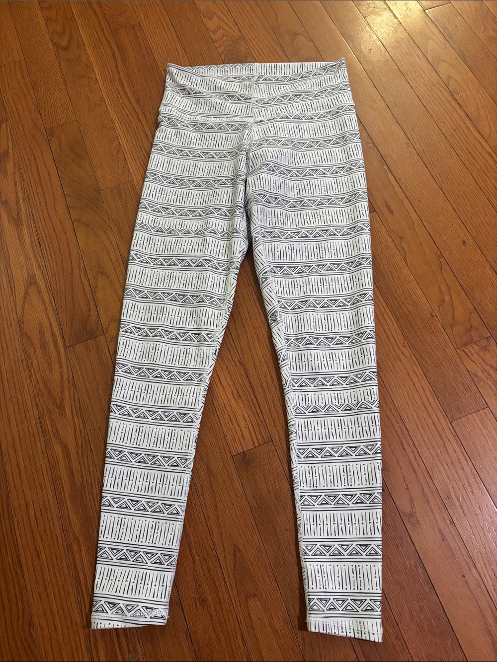 Blackstrap Women’s Medium Aztec Print Leggings - White and Black. Size Medium.